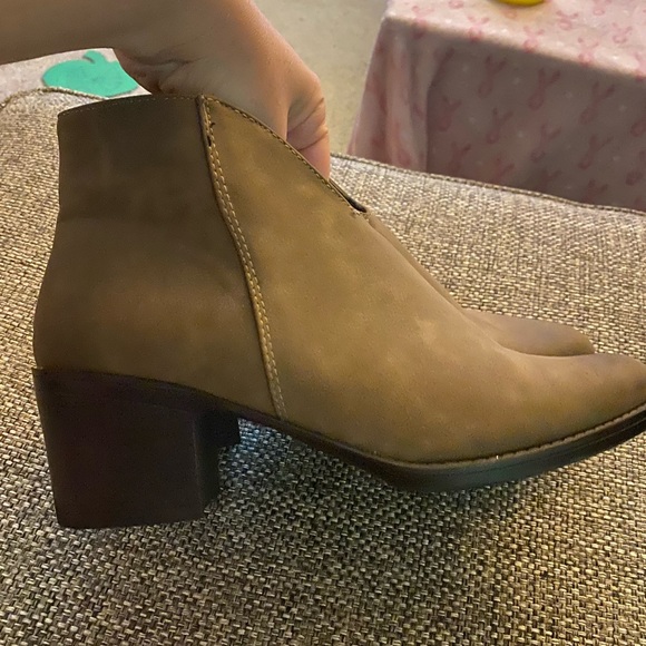 Pierre Dumas tan stacked heel ankle boots - Picture 3 of 4